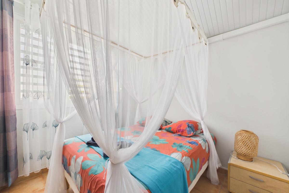 villa-sainte-anne-10-personnes-grande-piscine - chambre 1 enfilade ventilateur
